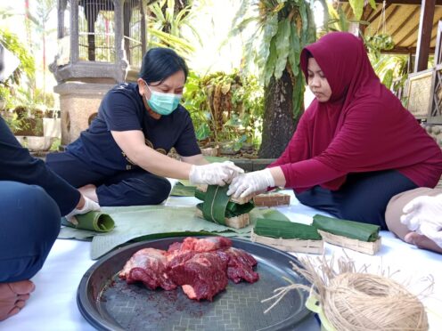 Pemkab Banyuwangi Bagikan Ribuan Paket Daging untuk Warga Miskin