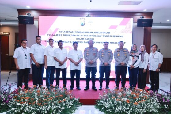 Polda Jawa Timur bekerja sama dengan Balai Besar Wilayah Sungai (BBWS) Brantas membangun sarana sumur bor