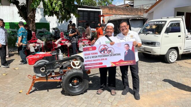Anggota Komisi IV DPR RI dari Fraksi PDI Perjuangan, Sonny T. Danaparamita menyerahkan bantuan alat dan mesin pertanian (Alsintan)