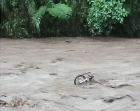 motor korban hanyut saat banjir sungai Badeng songgon