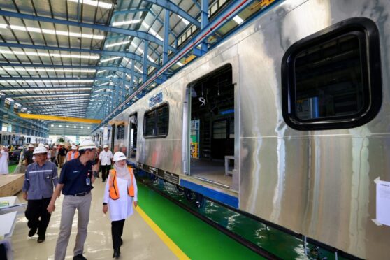 Bupati Banyuwangi, Ipuk Fiestiandani Kunjungi Pabrik Kereta INKA Ketapang