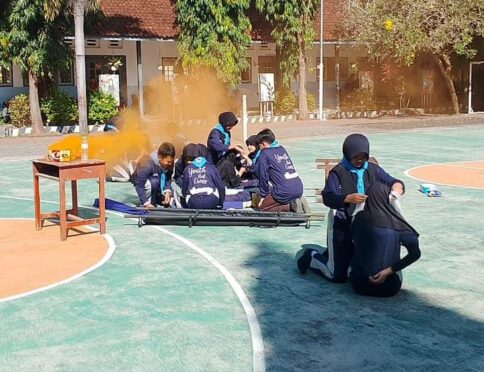 Simulasi Kebakaran PMR Jadi Daya Tarik MPLS SMPN 10 Jember