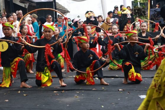 Festival Memengan Tradisional, anak tampak antusias memainkan permainan tradisional hula hoop