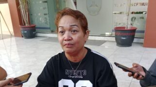 Elizabeth Wulandari Widiastuti (52), tak mampu menahan tangis ketika putrinya ditolak daftar ulang