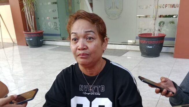 Elizabeth Wulandari Widiastuti (52), tak mampu menahan tangis ketika putrinya ditolak daftar ulang