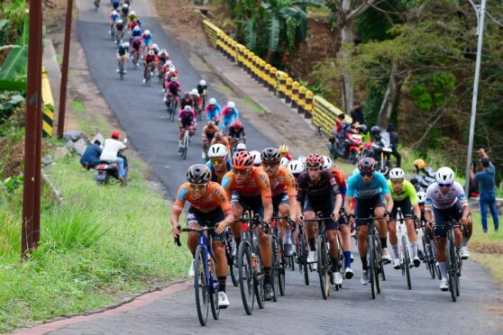 Persaingan sengit tersaji pada etape kedua Tour de Banyuwangi Ijen (TdBI) 2025