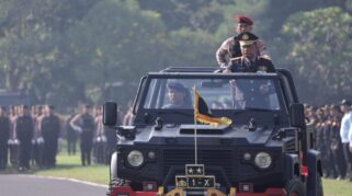 Kapolda Jatim Irjen Pol Drs. Nanang Avianto, M.Si., inspeksi pasukan saat HUT Bhayangkara ke 79