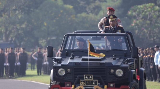 Kapolda Jatim Irjen Pol Drs. Nanang Avianto, M.Si., inspeksi pasukan saat HUT Bhayangkara ke 79