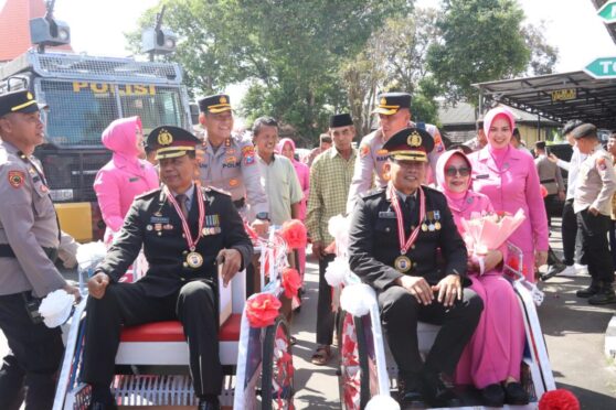 Kapolresta Banyuwangi Kayuh Becak Antar Purnawirawan Bhayangkara