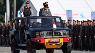Presiden Prabowo inspeksi Pasukan saat Upacara Hari Bhayangkara ke 79 di Monas
