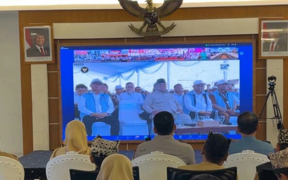 Bupati Banyuwangi Ipuk Fiestiandani mengikuti secara virtual prosesi peluncuran nasional 80.000 KDMP oleh Presiden Prabowo Subianto