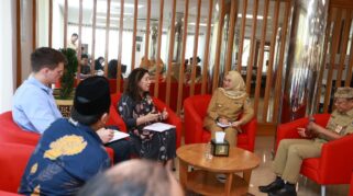 Minako, Deputy Head of School (Research) di School of Humanities and Social Sciences, UNSW, bertemu langsung dengan Bupati Banyuwangi Ipuk Fiestiandani