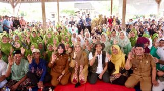 Menteri Kehutanan Raja Juli Antoni usai berdialog dengan warga Dusun Sumberjambe