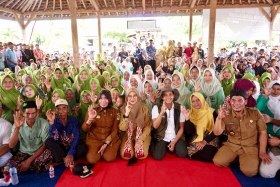 Menteri Kehutanan Raja Juli Antoni usai berdialog dengan warga Dusun Sumberjambe