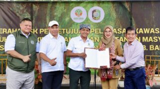Penyerahan SK pelepasan kawasan hutan secara simbolis kepada Bupati Banyuwangi di Hutan Djawatan