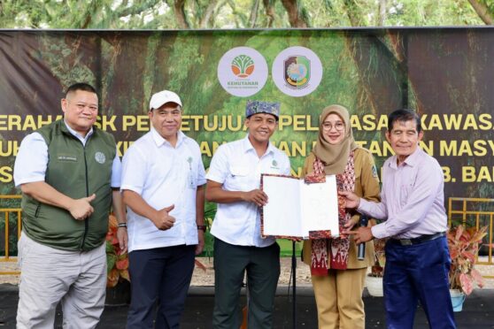 Penyerahan SK pelepasan kawasan hutan secara simbolis kepada Bupati Banyuwangi di Hutan Djawatan