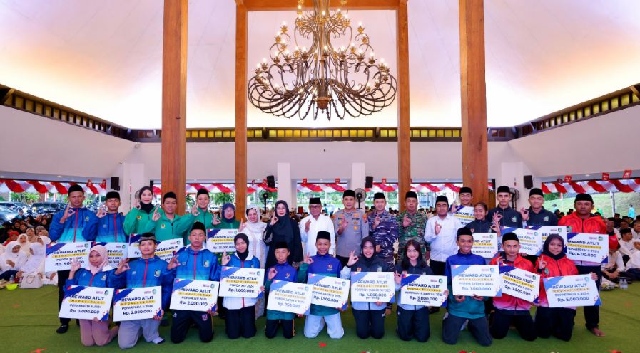 389 Atlet dan Pelatih Banyuwangi Terima Reward dari Bupati Ipuk 389 Atlet dan Pelatih Banyuwangi Terima Reward dari Bupati Ipuk