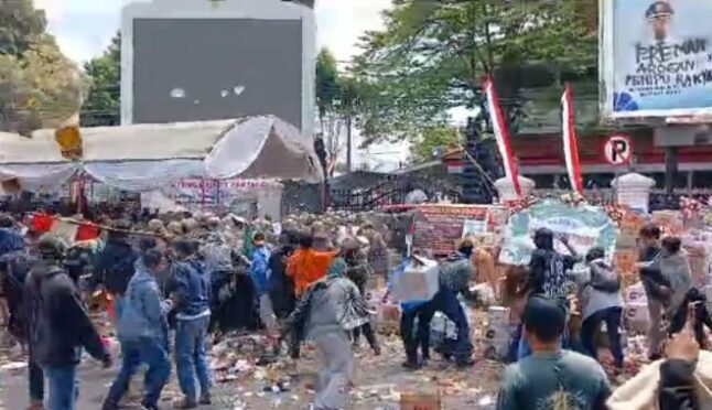 Demo Kabupaten Pati, Riuh di tengah kerumunan massa