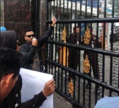 Ikatan Mahasiswa Muhammadiyah Deli Serdang menggelar aksi unjuk rasa di depan Kejaksaan Tinggi Sumatera Utara