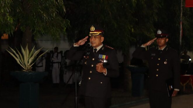Kapolresta Banyuwangi Kombes Pol Rama Samtama Putra memimpin Apel Kehormatan dan Renungan Suci di Taman Makam Pahlawan