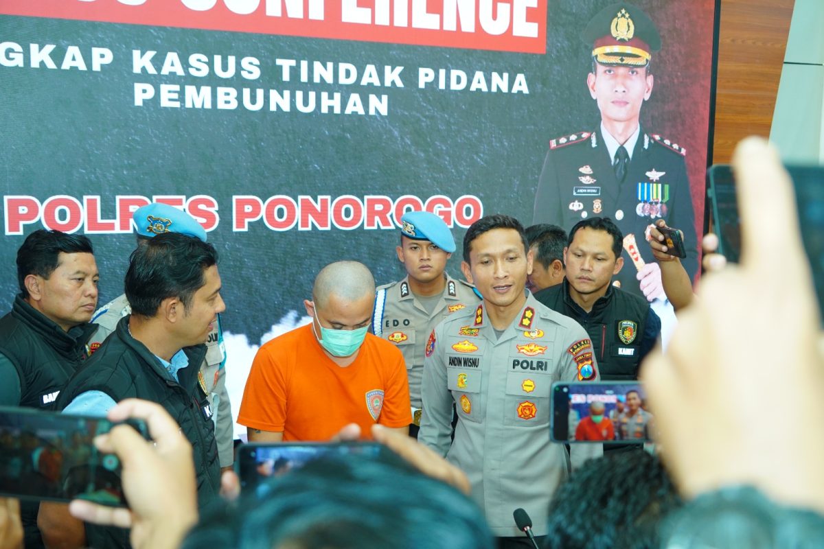 Konferensi Pers Polres Ponorogo Ungkap Kasus Suami Bunuh Istri