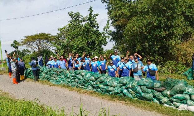 Relawan Kumpulkan 2 Ton Sampah dalam Aksi Bersih Sungai di Rogojampi Banyuwangi
