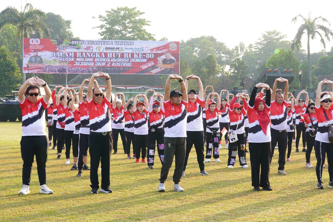 TNI dan Masyarakat Malang Olahraga Bersama di Markas Kostrad