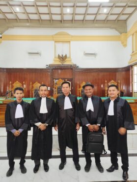 Tim penasihat hukum terdakwa Ilyas Sitorus dalam Kasus Korupsi Aplikasi Digital di Medan
