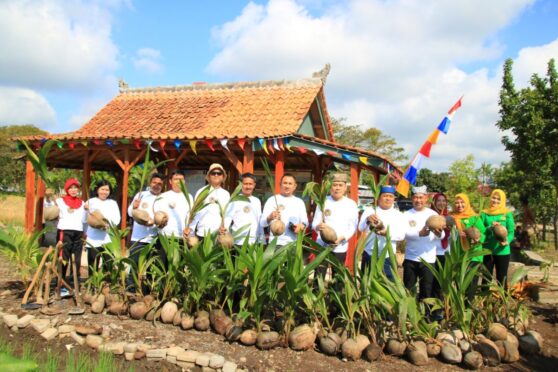 Lapas Banyuwangi Bersama Imigrasi Tanam Kelapa di Lahan Sarana Asimilasi dan Edukasi