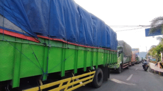 Antrean kendaraan memadati jalur menuju Pelabuhan Ketapang Banyuwangi