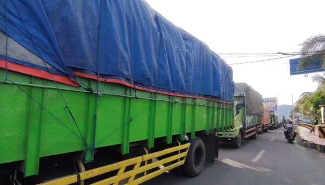 Antrean kendaraan memadati jalur menuju Pelabuhan Ketapang Banyuwangi