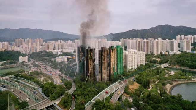 Evakuasi warga pascakebakaran di kompleks Wang Fuk Court Hong Kong