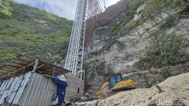 Lokasi lift kaca Pantai Kelingking yang diminta dibongkar