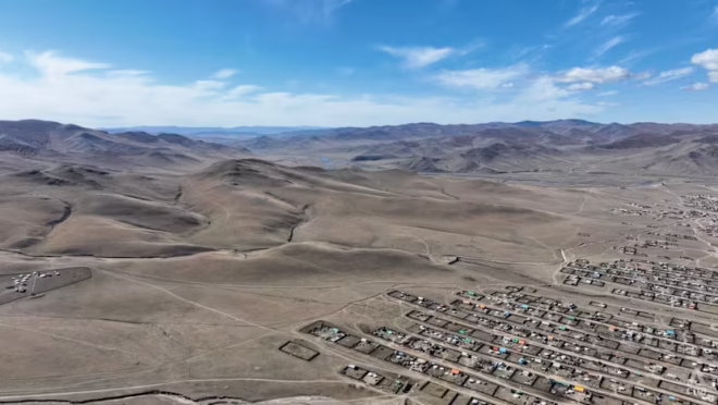 Kuda merumput di padang rumput lokasi rencana pembangunan Kharkhorum Baru di Mongolia