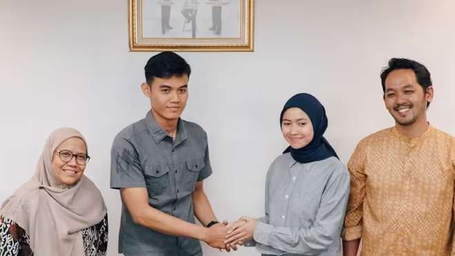 Mediasi antara pasutri pelapor tumbler hilang dan petugas KRL Argi Budiansyah di kantor KAI