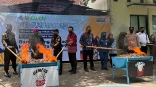 Pemusnahan rokok ilegal dan miras ilegal oleh Bea Cukai Banyuwangi