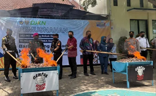 Pemusnahan rokok ilegal dan miras ilegal oleh Bea Cukai Banyuwangi