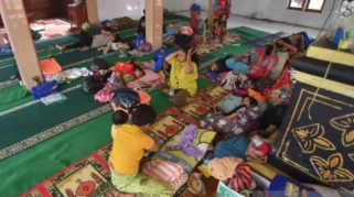 Warga mengungsi akibat banjir bandang dan longsor di Sumatera