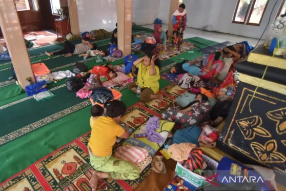 Warga mengungsi akibat banjir bandang dan longsor di Sumatera