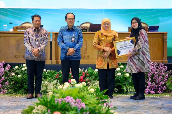 Bupati Banyuwangi menerima penghargaan TPID Terbaik 2025 dari Gubernur Jawa Timur