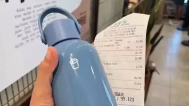 Ilustrasi petugas KCI di stasiun commuter line