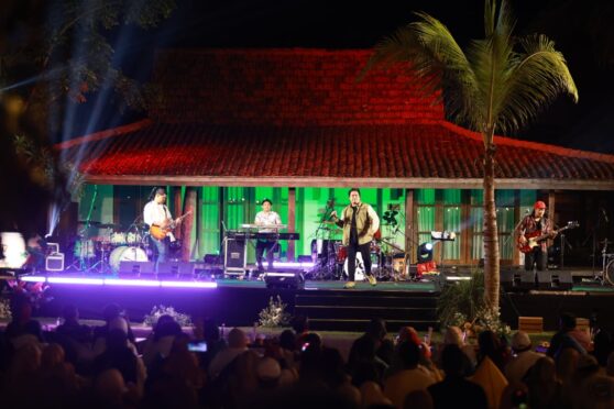Suasana konser Seamphony Banyuwangi 2025 di Pantai Villa Solong