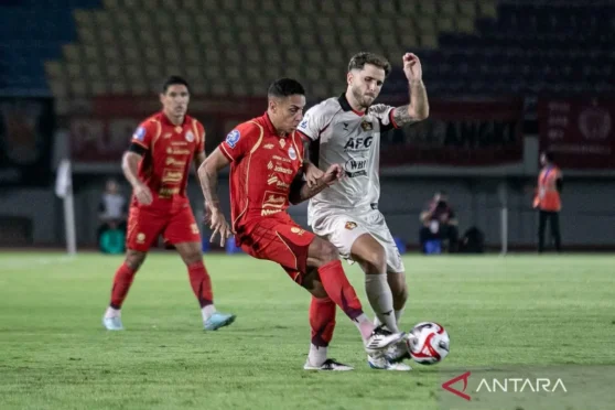 Selebrasi pemain Persija setelah mencetak gol ke gawang Persik Kediri