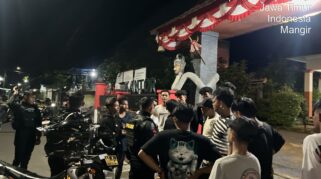 Tim Perintis Presisi Banyuwangi membubarkan balap liar di Mangir, Rogojampi.