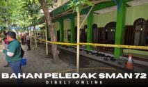 Petugas kepolisian menyelidiki lokasi ledakan di SMAN 72 Jakarta