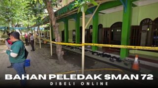 Petugas kepolisian menyelidiki lokasi ledakan di SMAN 72 Jakarta