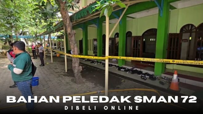 Petugas kepolisian menyelidiki lokasi ledakan di SMAN 72 Jakarta