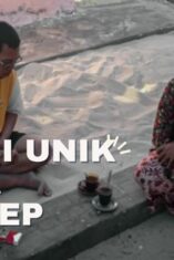 Warga Desa Legung Timur Sumenep tidur di atas pasir sebagai tradisi turun-temurun.