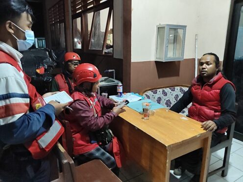 Relawan PMI Jember membantu penanganan darurat erupsi Semeru