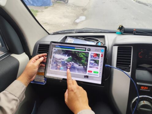 Petugas Satlantas Polres Gresik melakukan patroli ETLE Incar dalam Operasi Zebra 2025